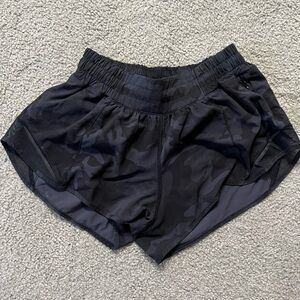 CAMO LULULEMON HOTTY HOT 2.5 INCH SHORTS